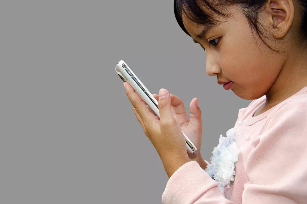 如何控制孩子的手机(如何控制孩子的手机副卡电信流量)