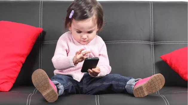怎样控制小孩玩手机软件(如何控制小孩玩手机游戏)